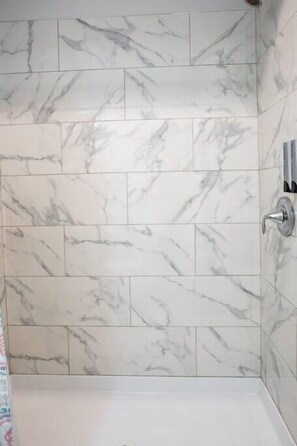 Dusche, Haartrockner, Handtücher, Shampoo