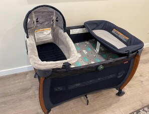 Ein tragbarer Kinderwagen mit gepolstertem Sitz und Verdeck.