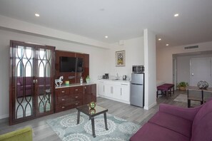 Eine moderne Wohnung mit Wohnzimmer, Küche und Essbereich.