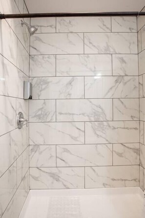 Dusche, Haartrockner, Handtücher, Shampoo