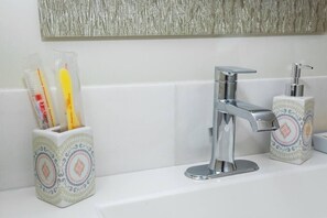 Shower, hair dryer, towels, shampoo