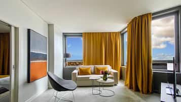Suite ejecutiva, vista a la laguna | 1 habitación y caja de seguridad en la habitación