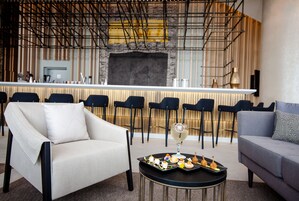 3 bars/lounges