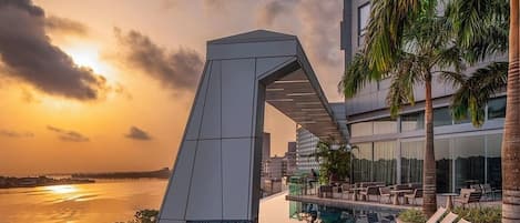 Alberca al aire libre y camastros