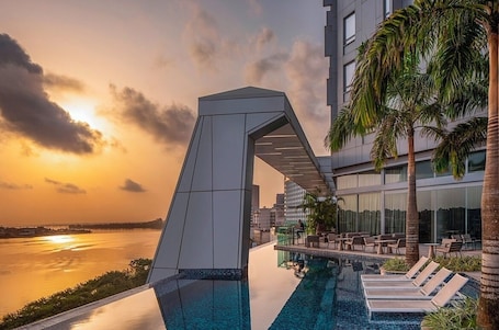 Outdoor pool, sun loungers. Noom hotel Abidjan Plateau