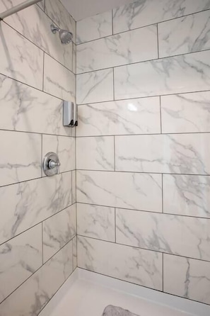 Dusche, Haartrockner, Handtücher, Shampoo