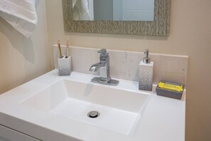 Dusche, Haartrockner, Handtücher, Shampoo