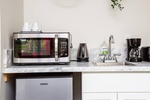 Microondas, cafetera y tetera, tetera eléctrica y tostadora 