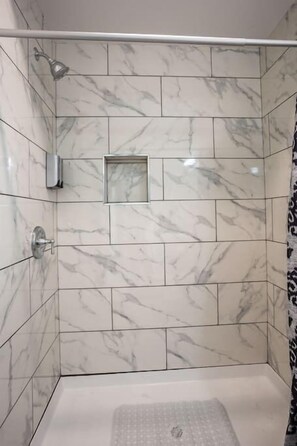 Dusche, Haartrockner, Handtücher, Shampoo