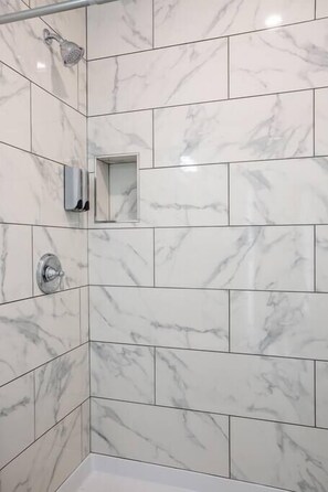 Dusche, Haartrockner, Handtücher, Shampoo