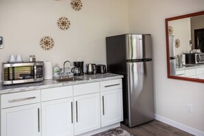 Refrigerador, microondas, cafetera y tetera y utensilios de cocina 