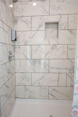 Douche, sèche-cheveux, serviettes fournies, shampoing