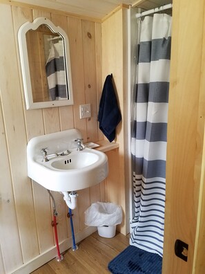 Dusche, Handtücher, Seife, Toilettenpapier