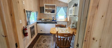 冷蔵庫、電子レンジ、オーブン、コンロ