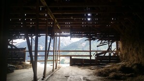 Een rustieke houten constructie met uitzicht op bergen.