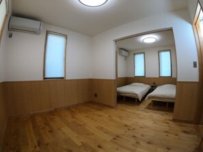 2 slaapkamers, een bureau, een strijkplank/strijkijzer, gratis wifi