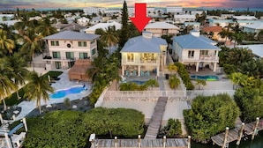 A resort with multiple buildings, a swimming pool, and a dock. - Marathon | Sombrero Beach | Pool, Dock & Bikes (Marathon)