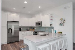 冷蔵庫、電子レンジ、オーブン、コンロ