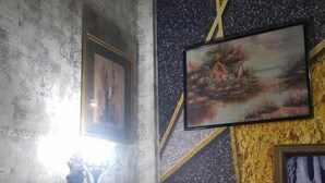 A hallway with patterned wallpaper, a painting, and a decorative wall panel. - Downtowninn (Cairo)