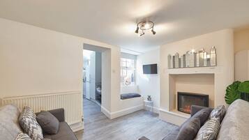 House | Living area | 32-inch flat-screen TV with digital channels, TV