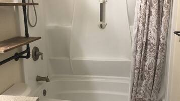 Ensemble baignoire-douche, séchoir à cheveux, serviettes fournies, savon