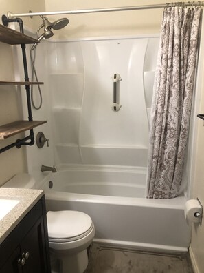 Suihkun ja ammeen yhdistelmä, hiustenkuivaaja, pyyhkeet, saippua