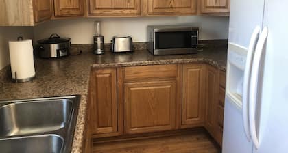 Adorable 2 bedroom 1 bath house pet friendly nearby shopping and hospital