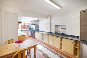 House | Private kitchen | Fridge, microwave, oven, stovetop - The Arches (Saltburn-by-the-Sea)