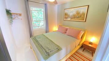 2 bedrooms, desk, iron/ironing board, WiFi