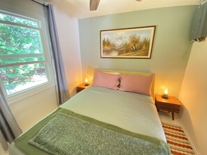 2 bedrooms, desk, iron/ironing board, WiFi - Cozy/private cabin located in Lions head beside Bruce trail! (Lion's Head)