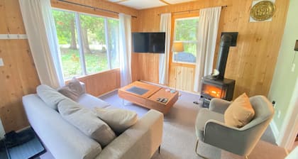 Cozy/private cabin located in Lions head beside Bruce trail!