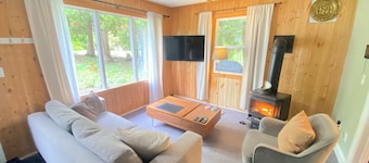 Cozy/private cabin located in Lions head beside Bruce trail!