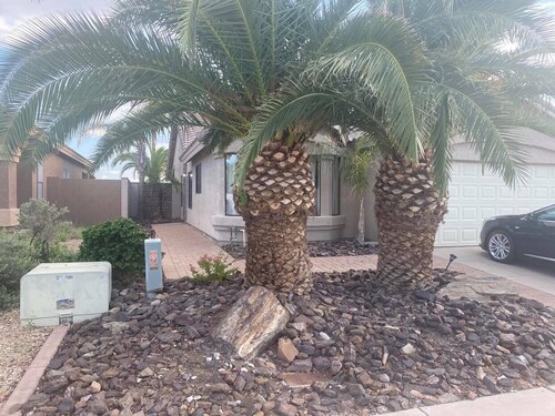 Resort Like living Cheerful 3-bedroom home with a pool.