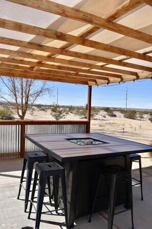 Outdoor dining - Casa De Amigos | 2 Acres, Spa, Game Room & Joshua Tree National Park! (Twentynine Palms)