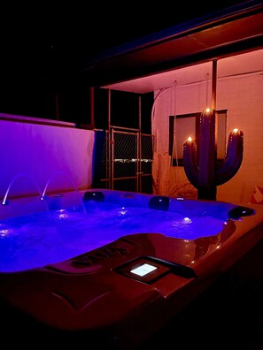Outdoor spa tub - Casa De Amigos | 2 Acres, Spa, Game Room & Joshua Tree National Park! (Twentynine Palms)