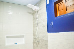 Shower, hair dryer, bidet, towels - Chalet Marta - 5 minutes from the beach in the center of Pipa-RN (Tibau do Sul)