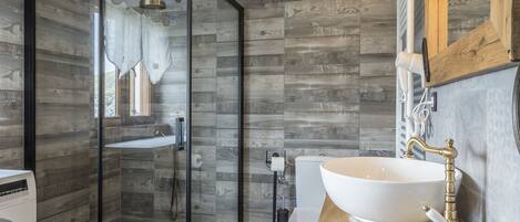 Shower, hair dryer, bidet, towels