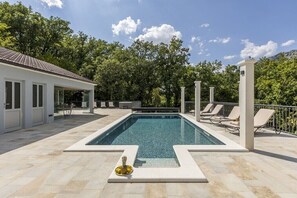 Outdoor pool, a heated pool - vila posjeduje jacuzzi, saunu s tušem, grijani bazen ..... (Omiš)