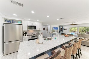 Réfrigérateur, micro-ondes, lave-vaisselle, cafetière/bouilloire