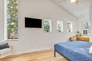 2 bedrooms, free WiFi, bed sheets - Stylish Lincolnville Escape - Walk to Downtown (Saint Augustine)
