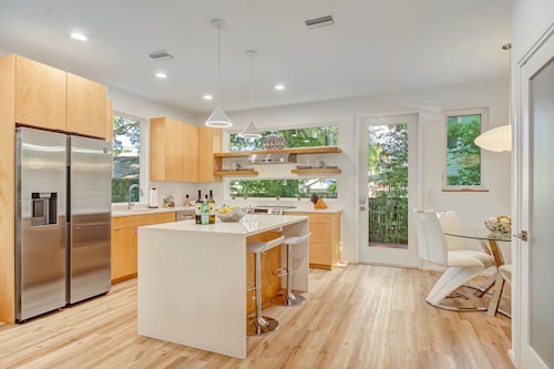 Stylish Lincolnville Escape - Walk to Downtown