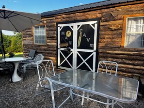 Outdoor dining - Glamping in the Man cave (Glasgow)