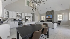 Kylskåp, mikrovågsugn, ugn och spishäll