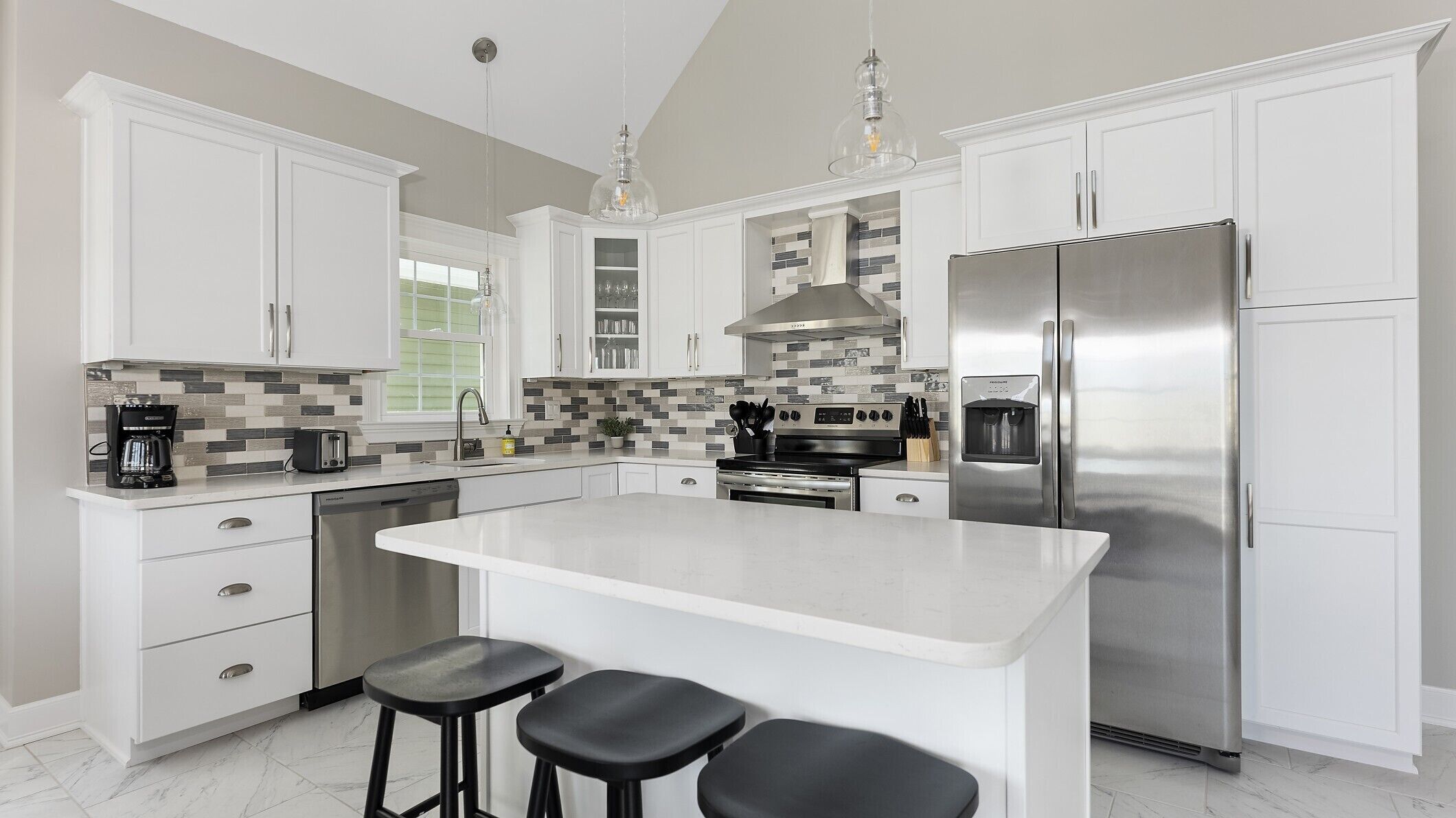 ثلاجة، ميكروويف، فرن، موقد طهي مسطح