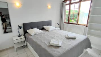 2 bedrooms, iron/ironing board, WiFi