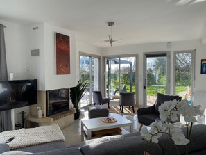 Smart-TV, Kamin, Tischtennisplatte, Arbeitsbereiche