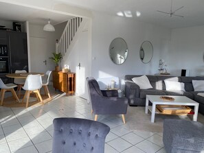 Smart-TV, Kamin, Tischtennisplatte, Arbeitsbereiche