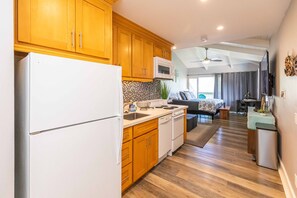 Fridge, microwave, oven, stovetop - Great 2025 rates!! Kihei Bay Surf G259 - Comfortable Studio Space! (Kihei)