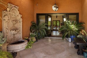 المنشأة من الداخل