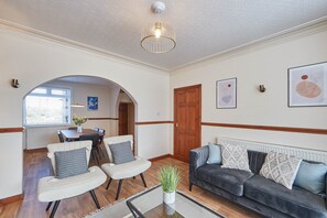 House | Living area | 32-inch flat-screen TV with digital channels, TV - Blue Sky Cottage (Whitby)